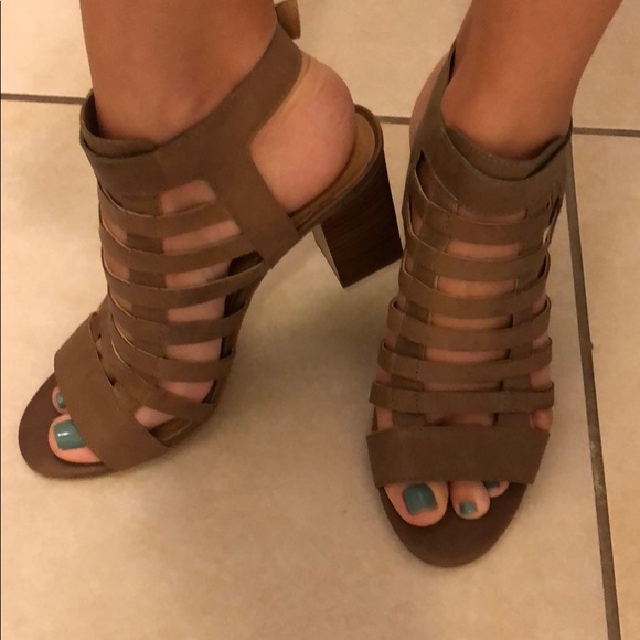 Tahari Shoes - Super Cute Tahiri Sandals